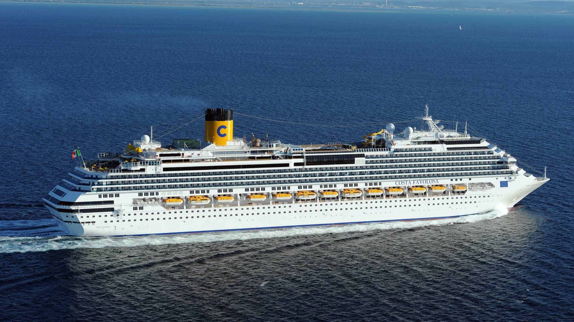 Bateau Costa Favolosa, en pleine mer, vue de haut